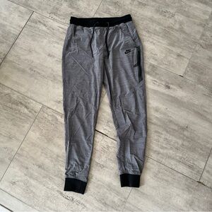 S grey Nike skinny ankle windbreaker athletic pants with pockets zipper